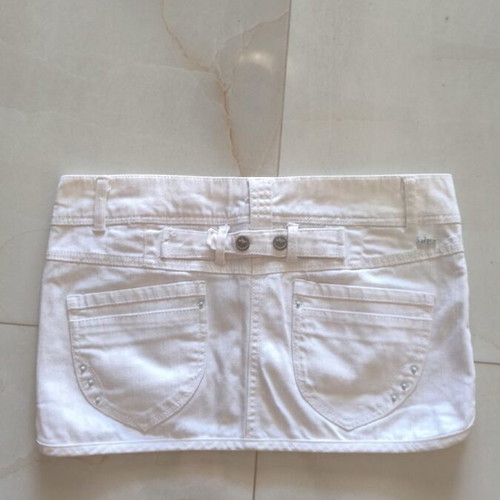 White denim skirt small size like new, missing front button