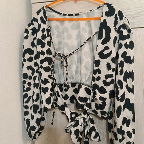 Blouse with open back like new, one size, black and beige