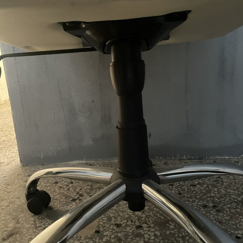 White executive office chair like new with high back and chrome base