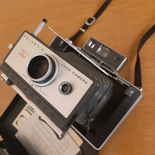 Collectible fully functional POLAROID 101 LAND CAMERA 1967 - With Flash and Carrying Case