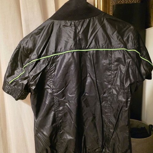 Puma sleeveless jacket like new, size medium, black