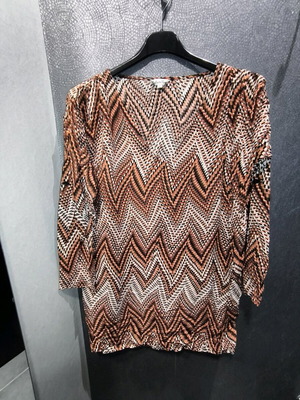 Lulu blouse with chevron print, like new, brown and orange