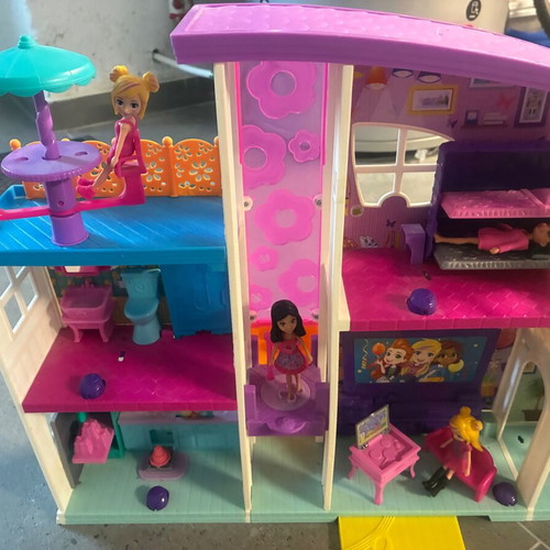 Polly Pocket large dollhouse with 7 figures