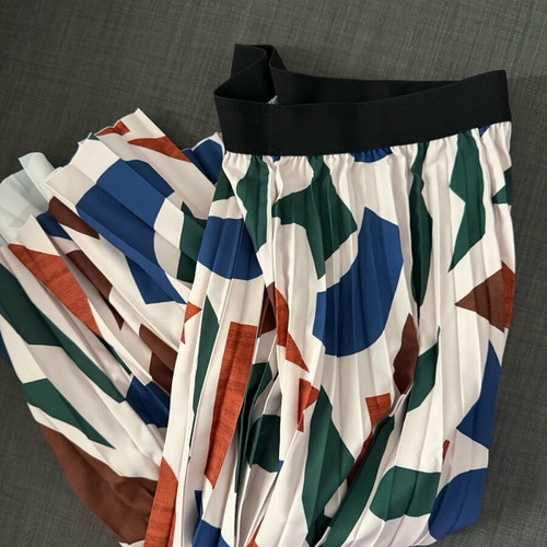 Shein pleated skirt new, size small, 100% polyester