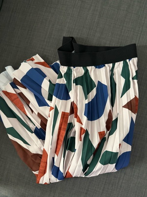 Shein pleated skirt new, size small, 100% polyester