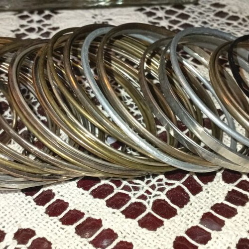 Bracelets used, set of 83 in silver, gold, pink, copper, bronze, black, blue
