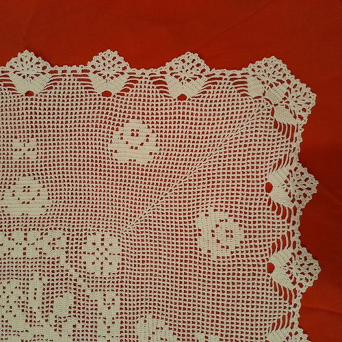 Table linen beige doily like new