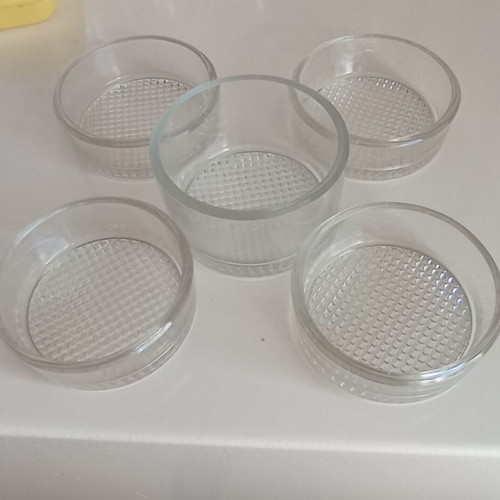 Serving set like new, 4 small bowls and 1 large glass bowl
