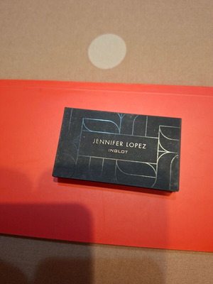 Jennifer Lopez eyeshadow palette used with brush