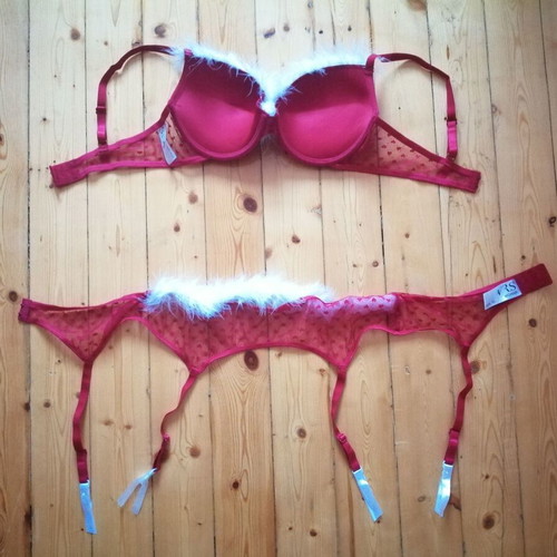 VRS 80C bra and garter set with hearts and feathers