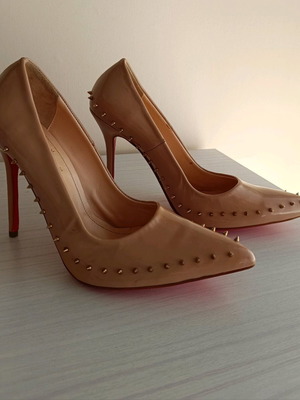 Louboutin pumps new, size 41, beige with studs