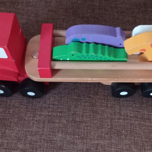 Wooden toy truck with 4 animal figures like new