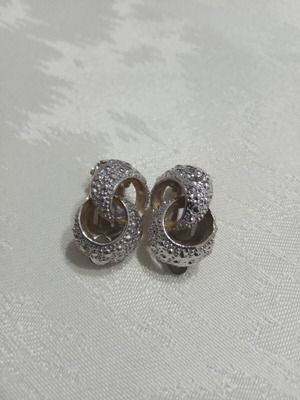 Earrings used with intricate design and silver clip