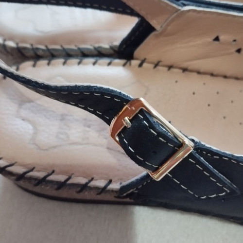 Leather women's sandals with perforated design, like new, size 39