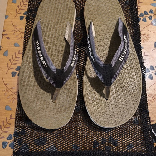 Burberry London flip flops size EU 42 like new with box and dust bag