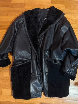 Leather coat with fur details like new, size L