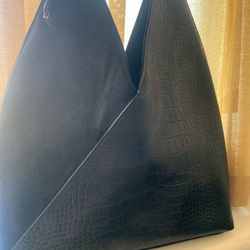 Black shoulder bag like new with crocodile faux leather and suede