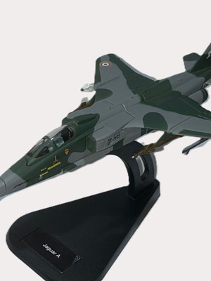 Jaguar изтребителен самолет модел с пълен комплект оръжия 1:100 мащаб, нов Italeri комплект