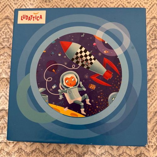 Ludattica Astronaut Puzzle like new with magnifying glass