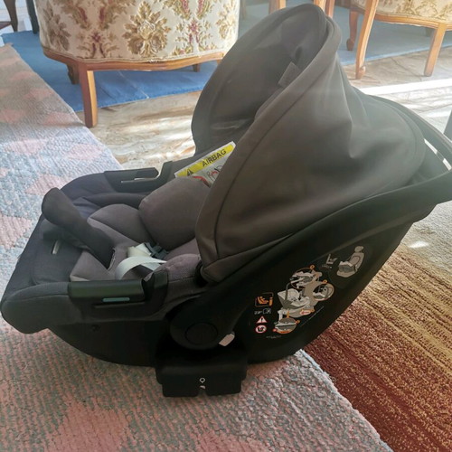 Inglesina Darwin Infant Recline Car Seat and Darwin 360 Isofix Base like new