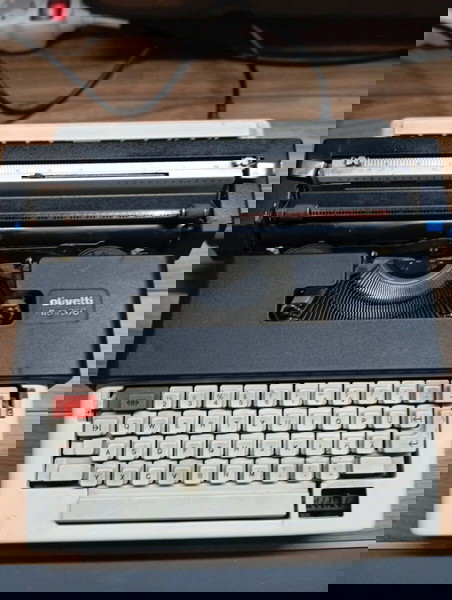 Πωλείται Ηλεκτρική Γραφομηχανή Olivetti Lettera 36C