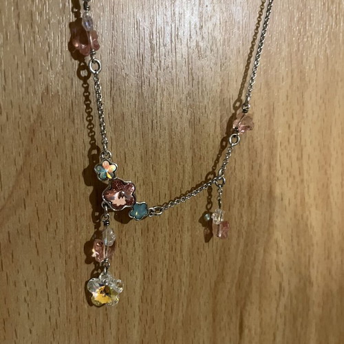 Swarovski necklace with flowers like new, silver color