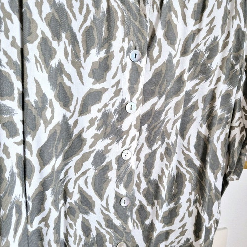 Shirts airy like new, size M-L, khaki pattern