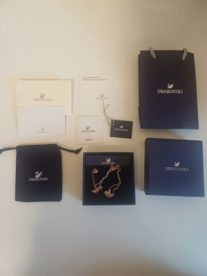 Swarovski Swan necklace like new, pink gold tone