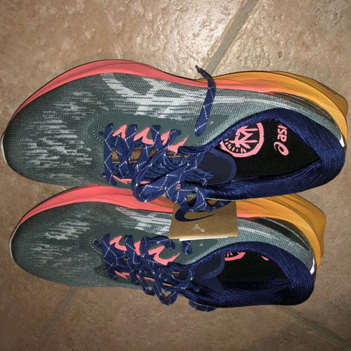 Asics Novablast 3 women's running shoes like new, size 41.5, multicolor