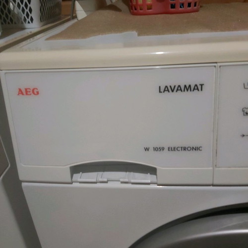 Πλυντήριο ρούχων AEG μεταχειρισμένο με σπασμένο καπάκι θήκης απορρυπαντικού