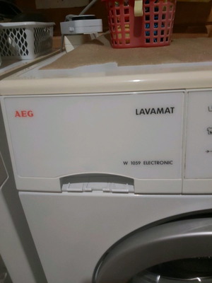 Πλυντήριο ρούχων AEG μεταχειρισμένο με σπασμένο καπάκι θήκης απορρυπαντικού