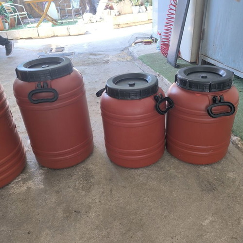 Plastic barrels set of 5, 2x60L and 3x40L, like new