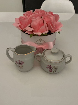 Vintage sugar bowl and creamer set like new from the 1950s