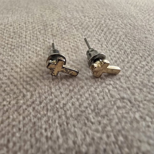 Stud cross earrings in gold tone, vintage look