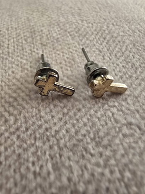 Stud cross earrings in gold tone, vintage look