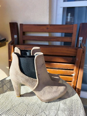 Beige women's boots like new with suede lining and 9 cm heel