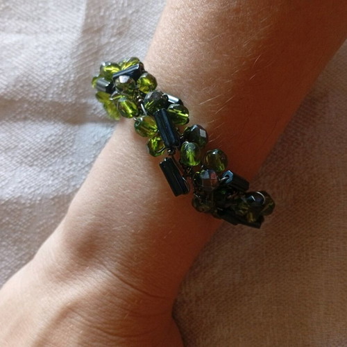 Bracelet with green beads like new