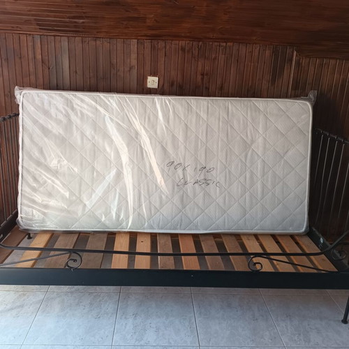 Bed with mattress like new, including slats