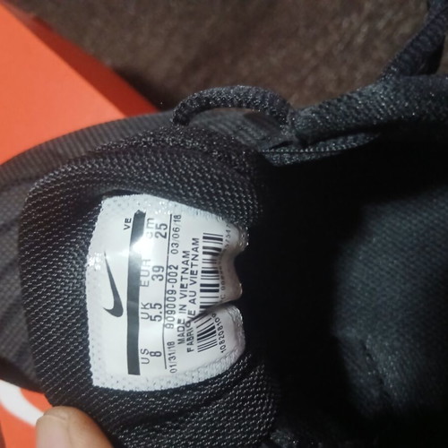 Nike women's athletic shoes size 39 like new, black