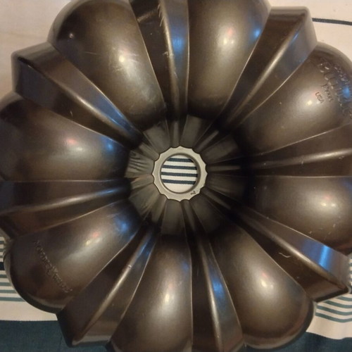 Nordic Ware Original Bundt Pan cake mold new, cast aluminum, 26cm