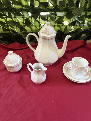 Vintage Fena Porzellan coffee and tea set like new with floral motif