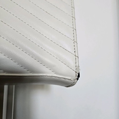 White shoulder bag with zipper and inner pockets