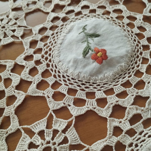 Vintage handmade crochet table linen with embroidered motifs 90x140 cm like new