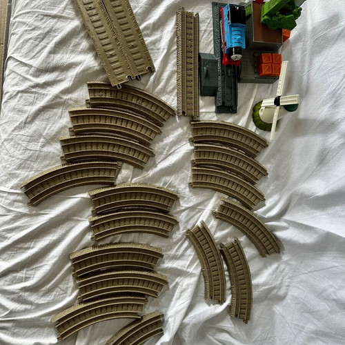Thomas & Friends TrackMaster large set with Thomas, crane and many tracks like new