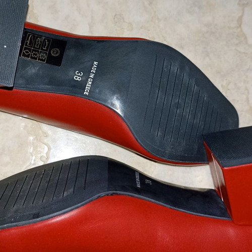 Avento red pumps new with low square heel size 38