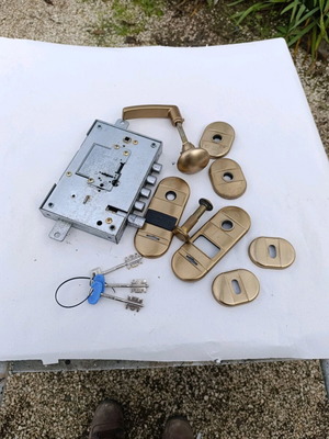 Armored door lock used with all accessories
