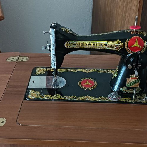 Mersedes sewing machine with cabinet