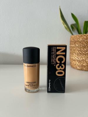 Mac Studio Fix Foundation SPF15 καινούργιο, απόχρωση NC30