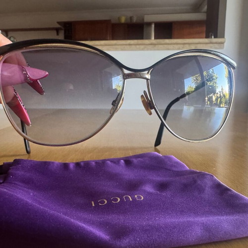Gucci sunglasses like new with authentic silk pouch