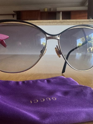 Gucci sunglasses like new with authentic silk pouch